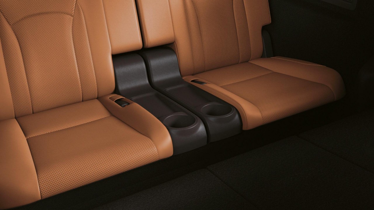 2018-lexus-rx-l-features-multi-purpose-armrest-1920x1080_tcm-3188-1398430_tcm-3188-1398430