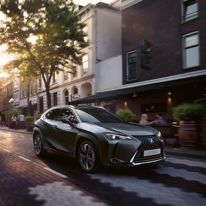 LEXUS UX 250 קרוסאובר היברידי